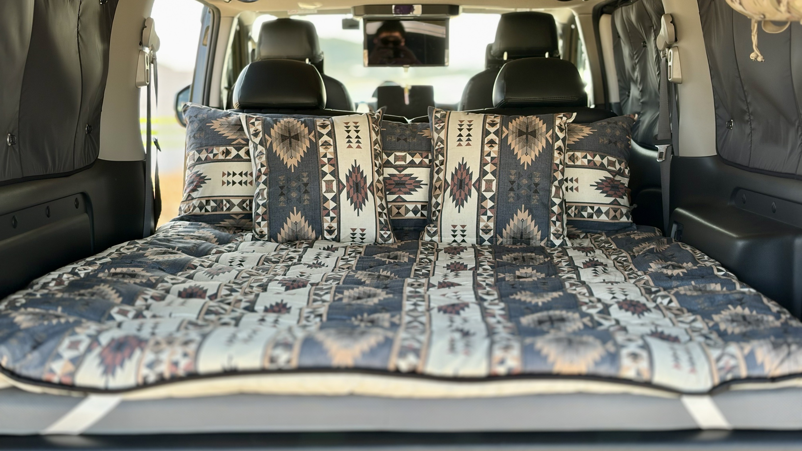 車内全体にフィットしたマットレス（正面）