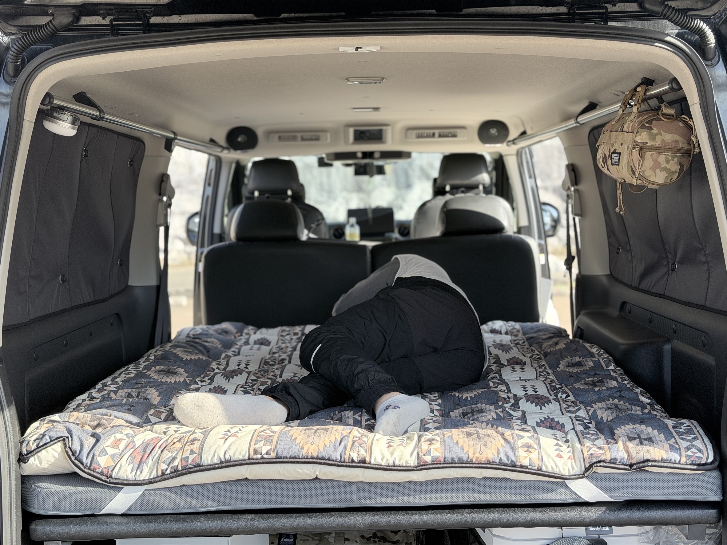 車内でマットレスに寝転ぶ様子